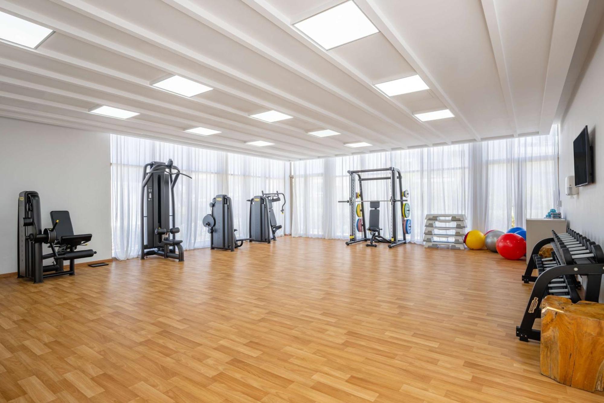 Radisson Blu Resort Al Hoceïma Dış mekan fotoğraf A gym at the University of Nicosia